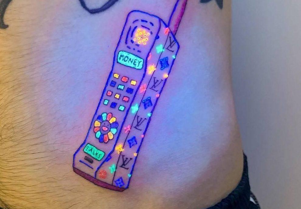 Ultravioletti tatuointi kaverin puolella