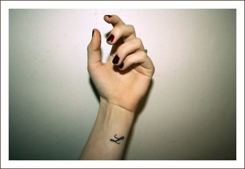 115 Маленькие татуировки с буквами и символами для женщин
