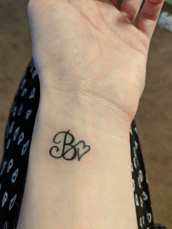 115 Tatuaxes de letras pequenas e símbolos para mulleres
