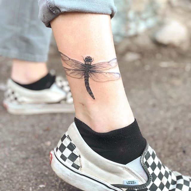 125 tatouages ​​​​de libellule: meilleur design et signification