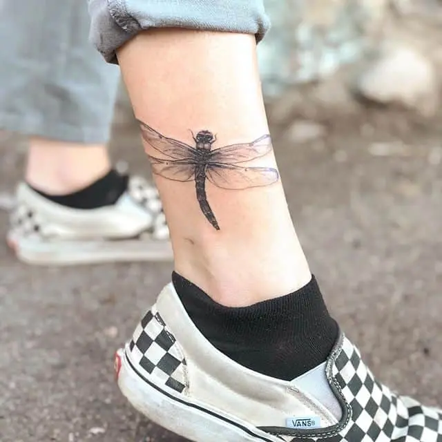 125 Dragonfly Tattoos: ການອອກແບບແລະຄວາມBestາຍທີ່ດີທີ່ສຸດ