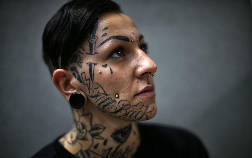 149 男性と女性の顔のタトゥー