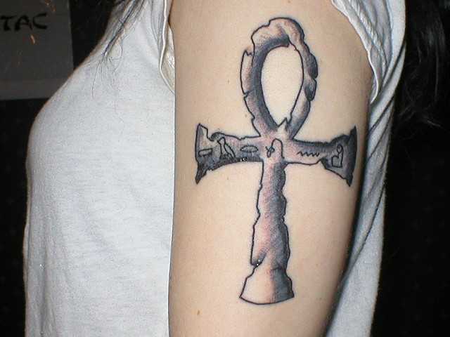 180 křížových tetování: železná, keltská, gotická, ankh a další
