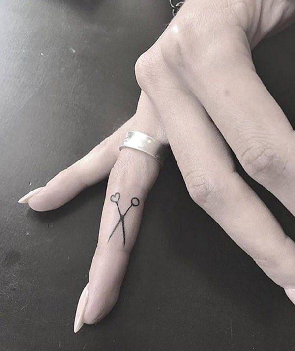 татуировка на пальце 132