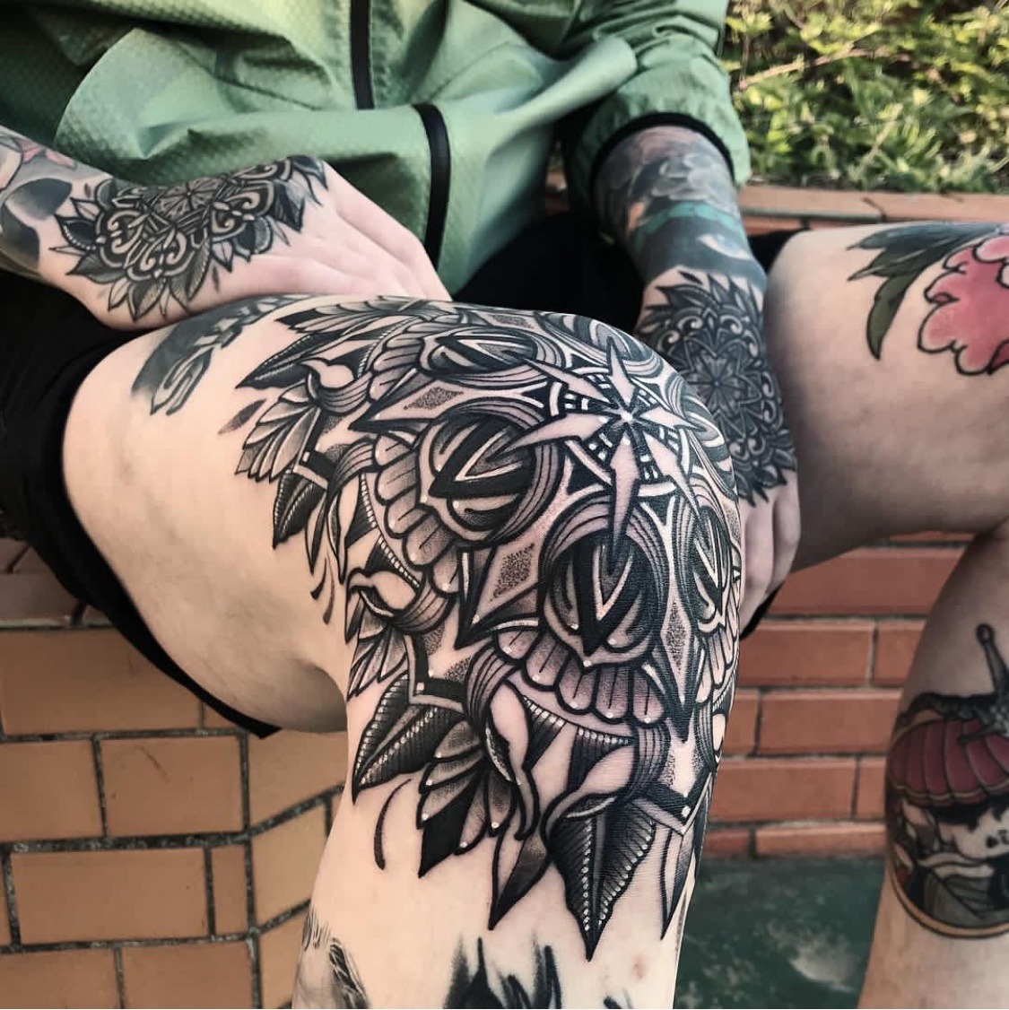 90 татуировок на коленях (и их значение)