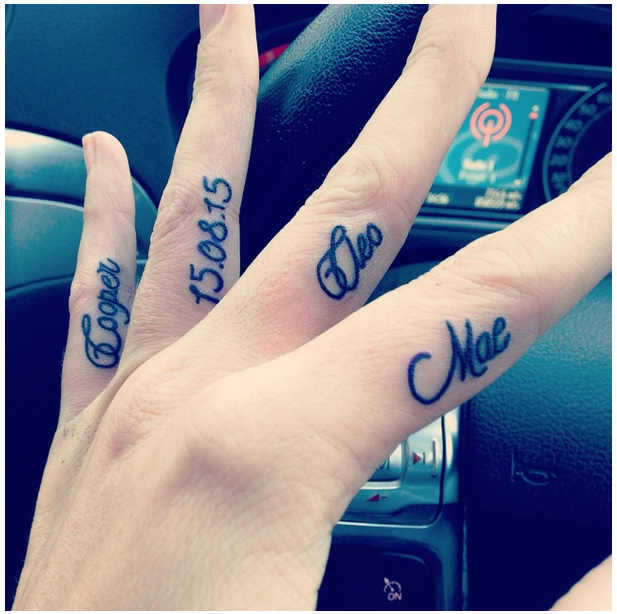 Татуировки на пальцах буквы