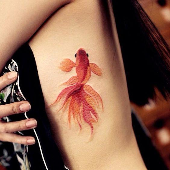 23 satriecoši zelta zivtiņas tetovējumi — fotogrāfijas un nozīmes