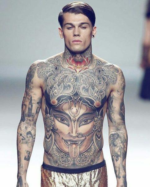 26 models curvy magnífics i els seus tatuatges