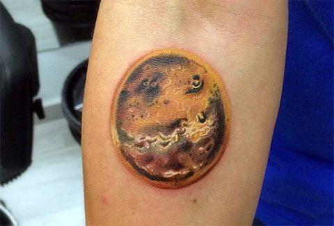 37 tatuaggi di u sistema solare è di e pianete (è i so significati)