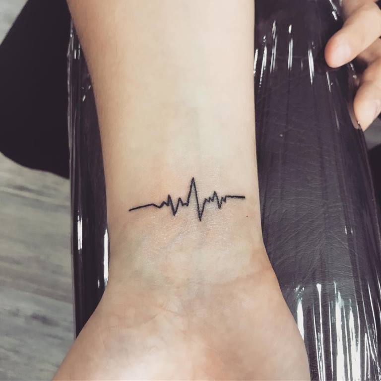 45 tetovaní na EKG (tlkot srdca)