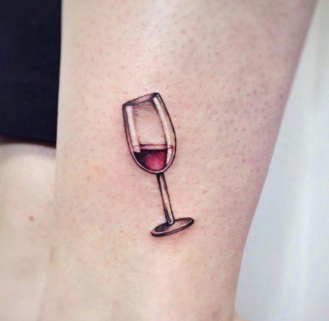 48 tatouages ​​de vin (verres, bouteilles, raisins et plus) (et leur signification)
