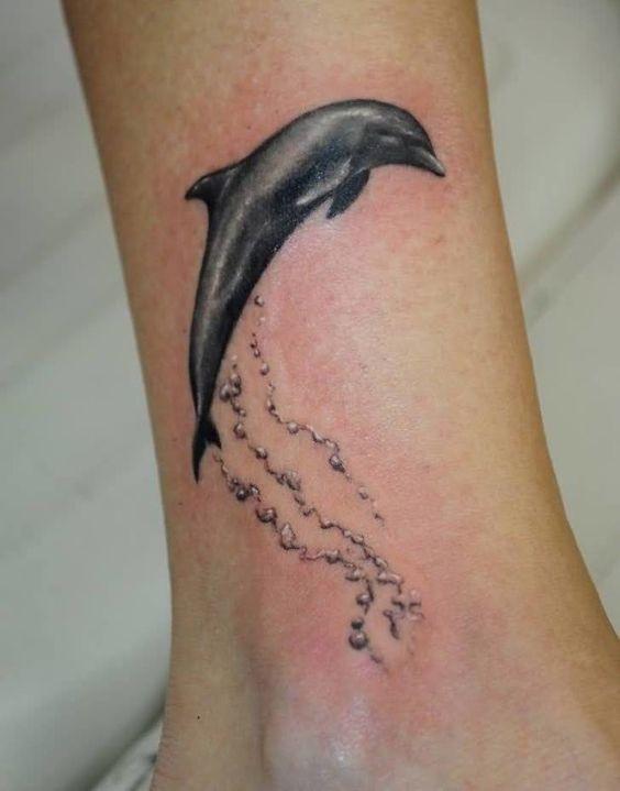 50 Dolphin Tattoos: ການອອກແບບ & ຄວາມຫມາຍທີ່ດີທີ່ສຸດ