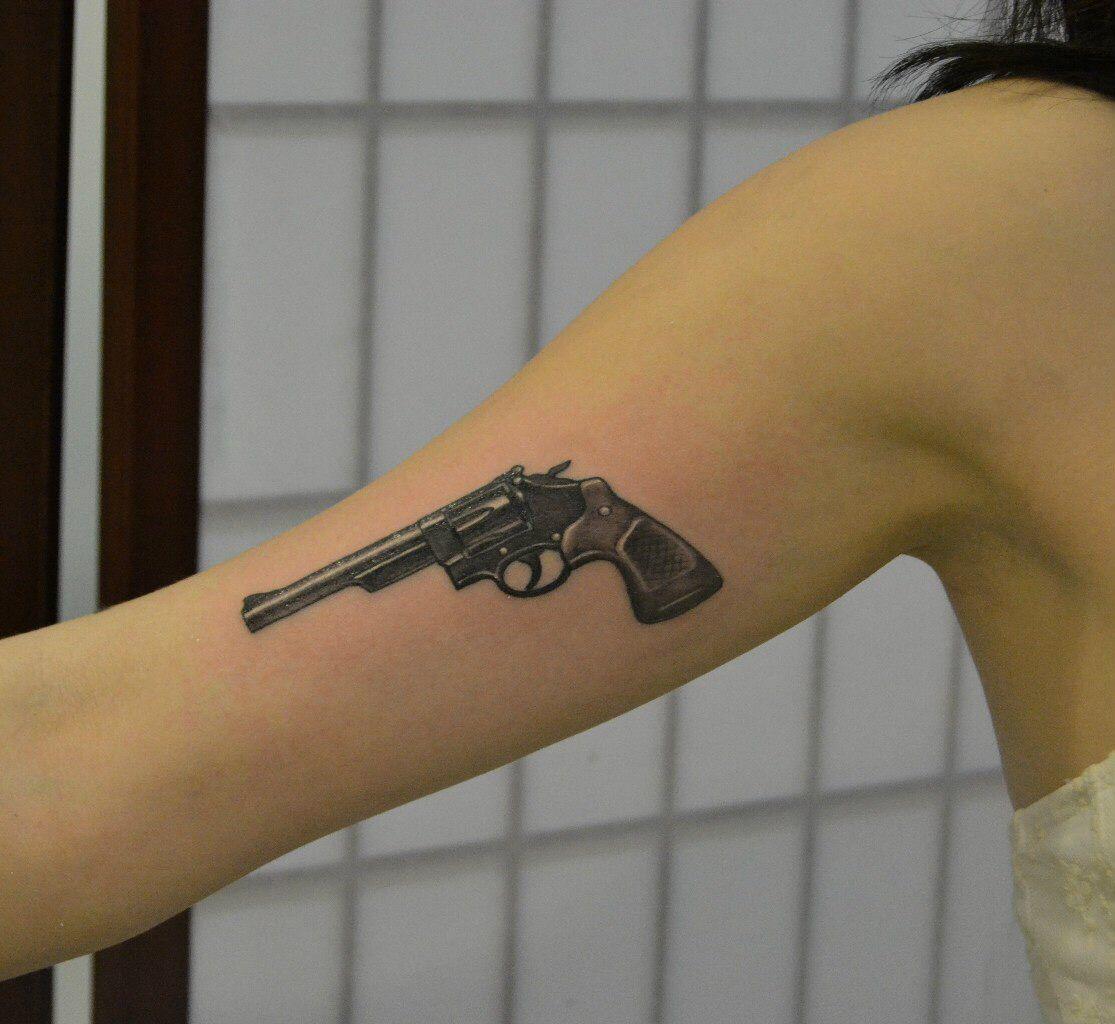 50 tatuaxes de pistola e revólver (e o seu significado)