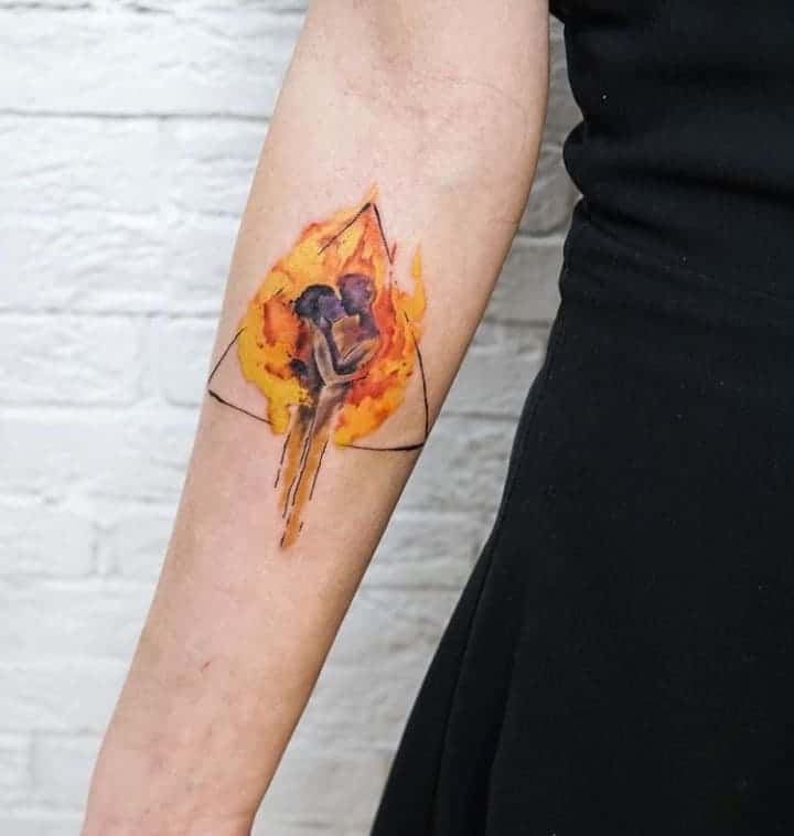 50 de tatuaje cu flacără și foc (și ce înseamnă)