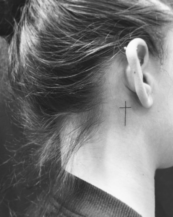 60 лучших тату крестов для женщин