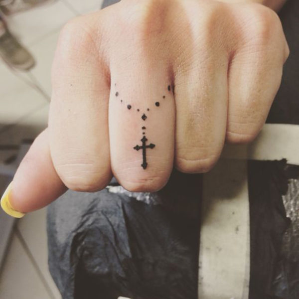60 лучших тату крестов для женщин