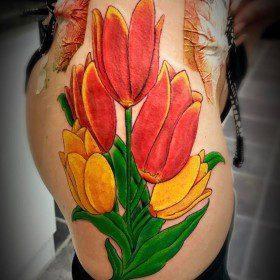 60 tatuaje de tulipán con estampados 2020/2021 para mujer — Todo sobre los  tatuajes