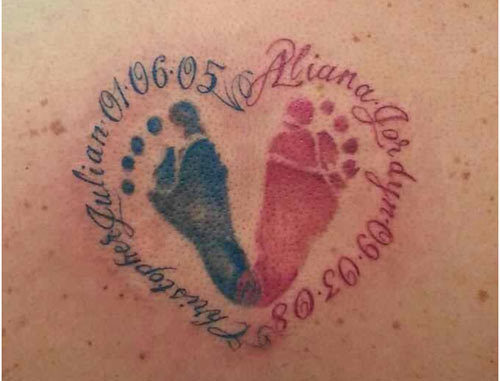 Tatuajes de huellas de bebe recien nacidos en la espalda  Footprint  tattoo, Baby footprint tattoo, Baby feet tattoos