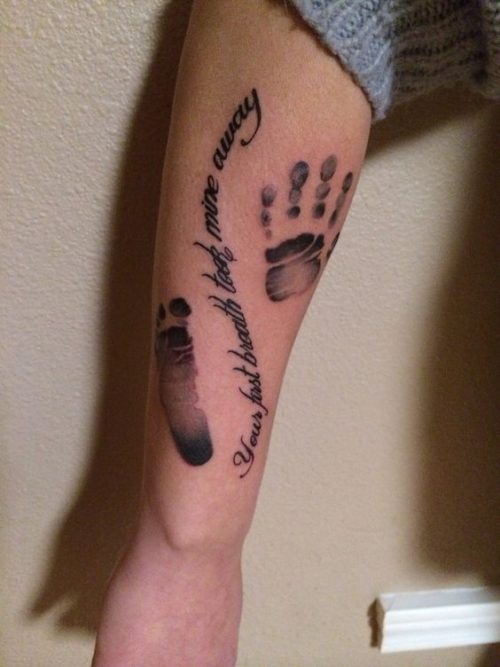 Tatuajes de huellas de bebe recien nacidos en la espalda  Footprint  tattoo, Baby footprint tattoo, Baby feet tattoos