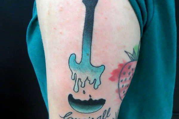 65 тетоважи со гитара (и што значат тие)