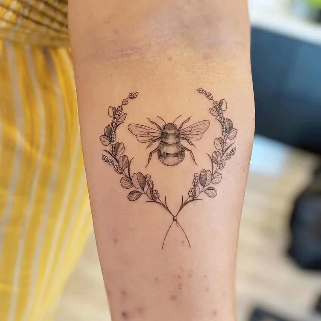 80 mga tattoo ng bee: pinakamahusay na mga disenyo at kahulugan