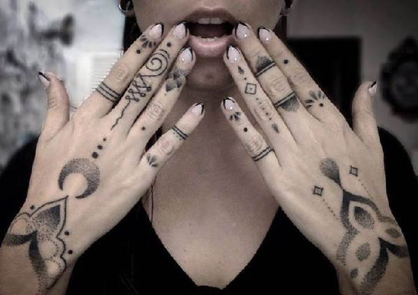 手指上的85个纹身：类型、含义和技巧