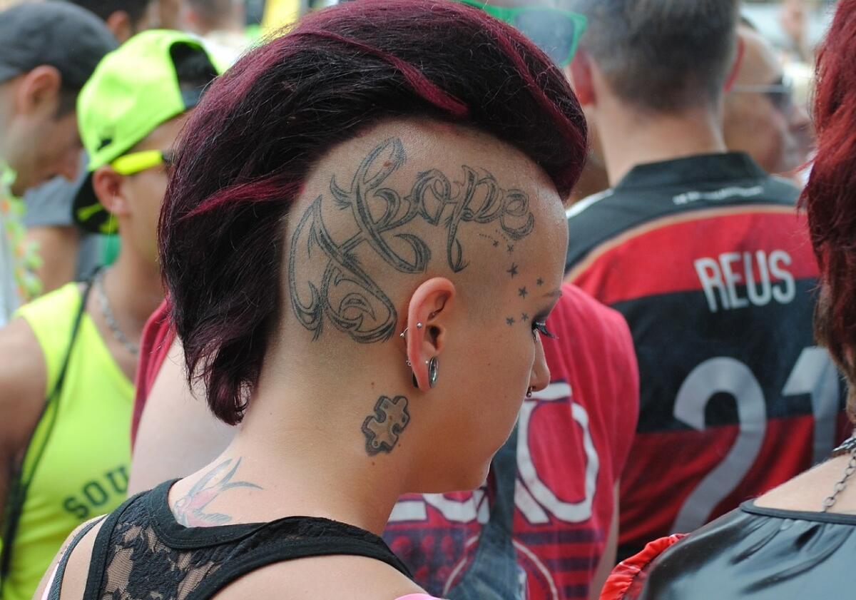 95 Татуировки на голове: зачем здесь делать тату?