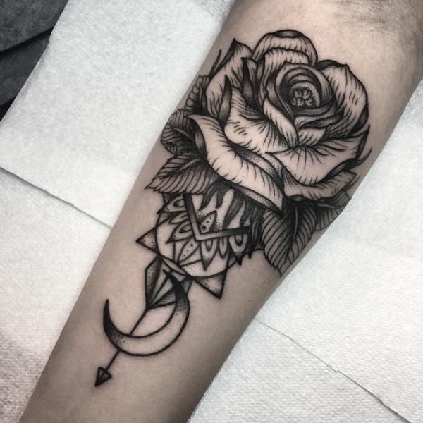 99 татуировок роз для женщин