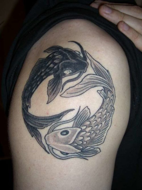 Эффектные японские тату с рыбками кои
