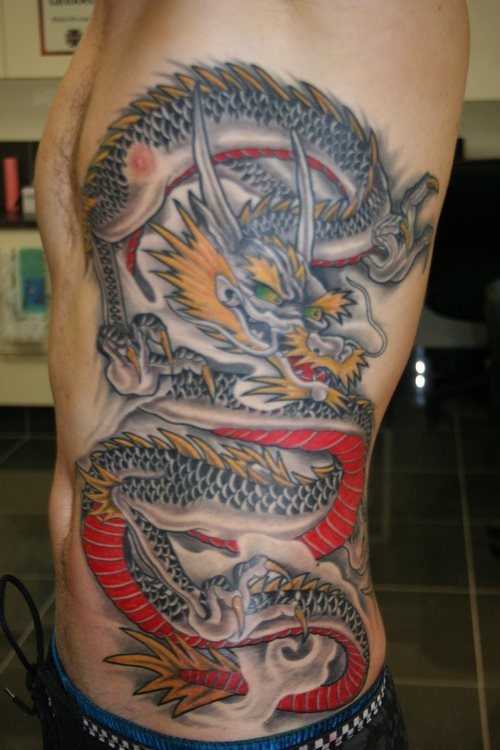 Китайский дракон на ребрах