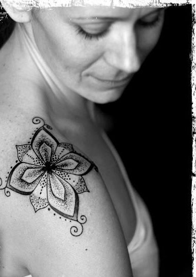 Mandala mitad Rotulador y mitad Acuarela  Como hacer mandala, Tatuaje de  flores en la cadera, Acuarela