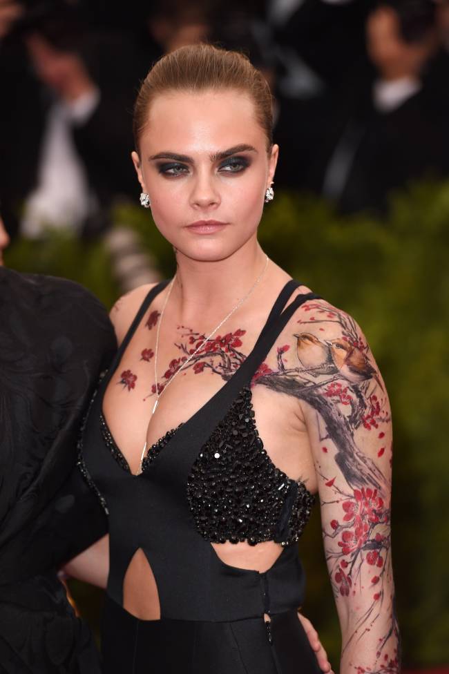 Cara Delevingne tatouée (faux) au Met Gala 2015