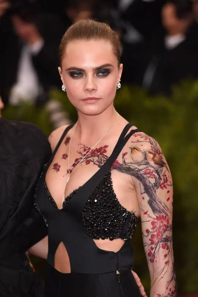 卡拉·迪瓦伊 (Cara Delevingne) 在 2015 年 Met 晚会上纹身（假）