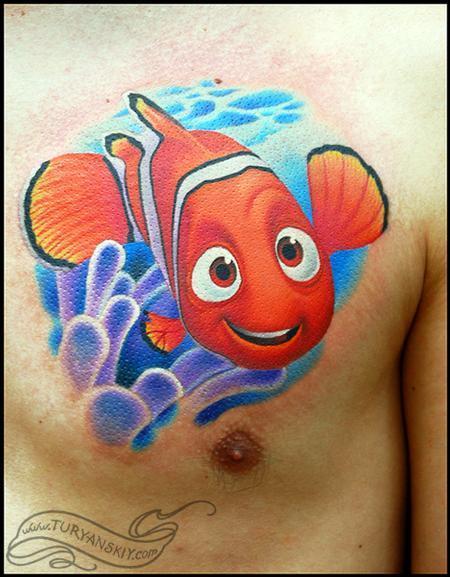 Farverige tatoveringer baseret på filmen Finding Nemo