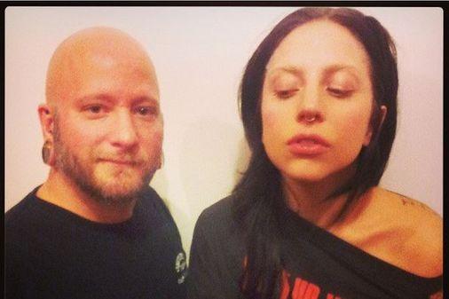 Lady Gaga: သူမနှာခေါင်းကိုတိုက်ရိုက်ဖောက် (ဗွီဒီယို)