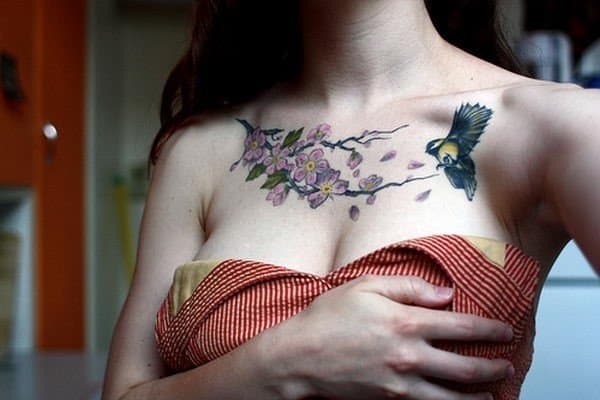 Großes Brust Tattoo bei einer Frau.