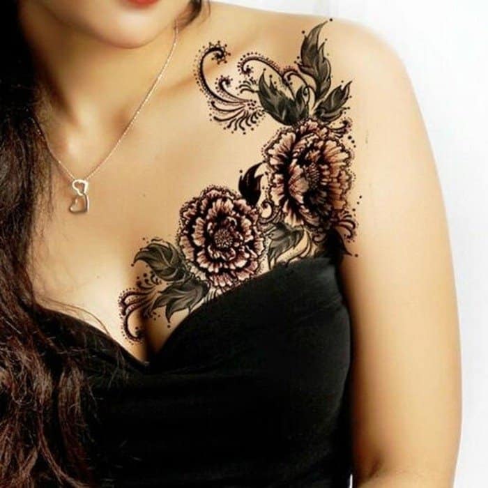 Маленькие и большие татуировки на груди для женщин.