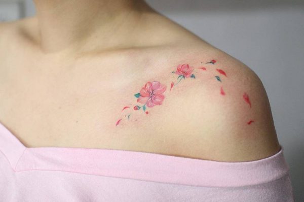 Маленькие и нежные тату на плече для женщин