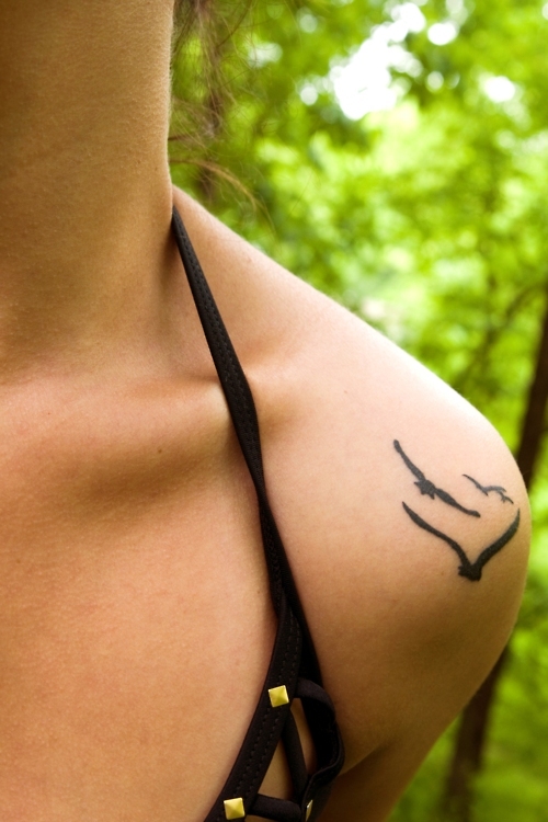 Маленькие и нежные тату на плече для женщин