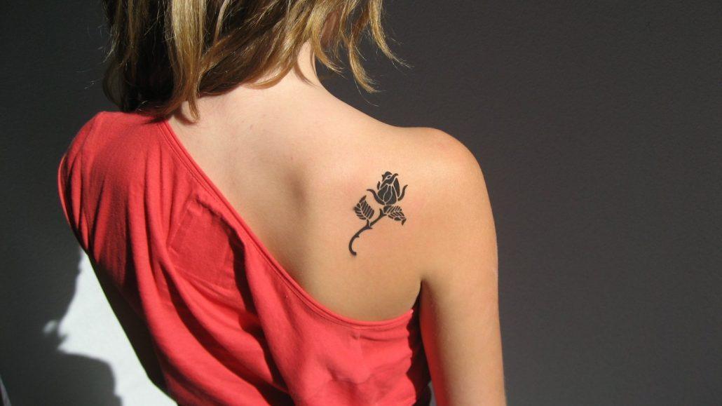 Μικρό και λεπτό τατουάζ ώμου για γυναίκες