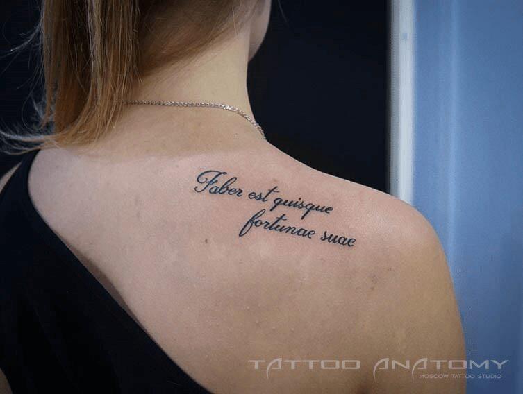 Tatuaxe delicada con letra cursiva