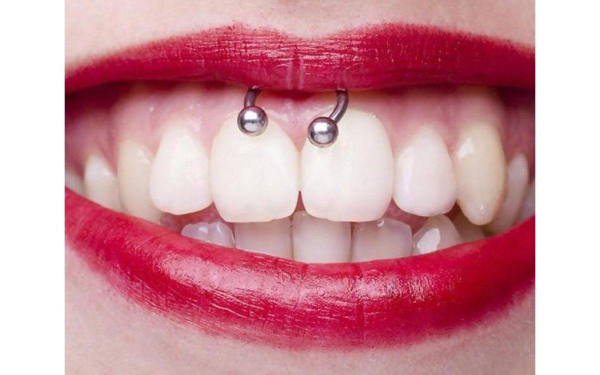 Piercing de emoticon: esta joia labial que nos faz sorrir
