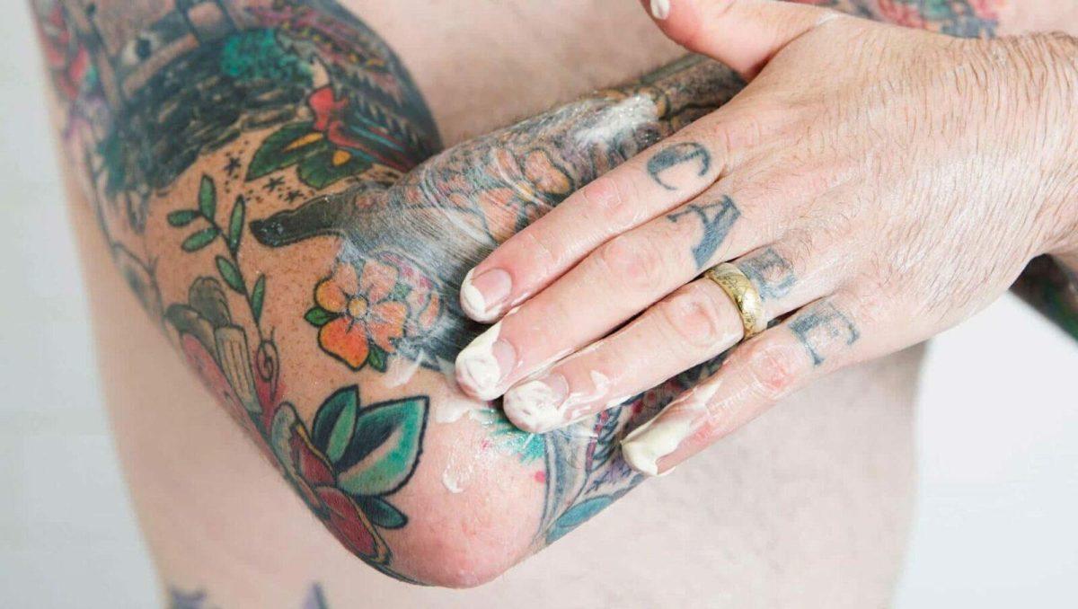 La guida completa alla cura del tatuaggio