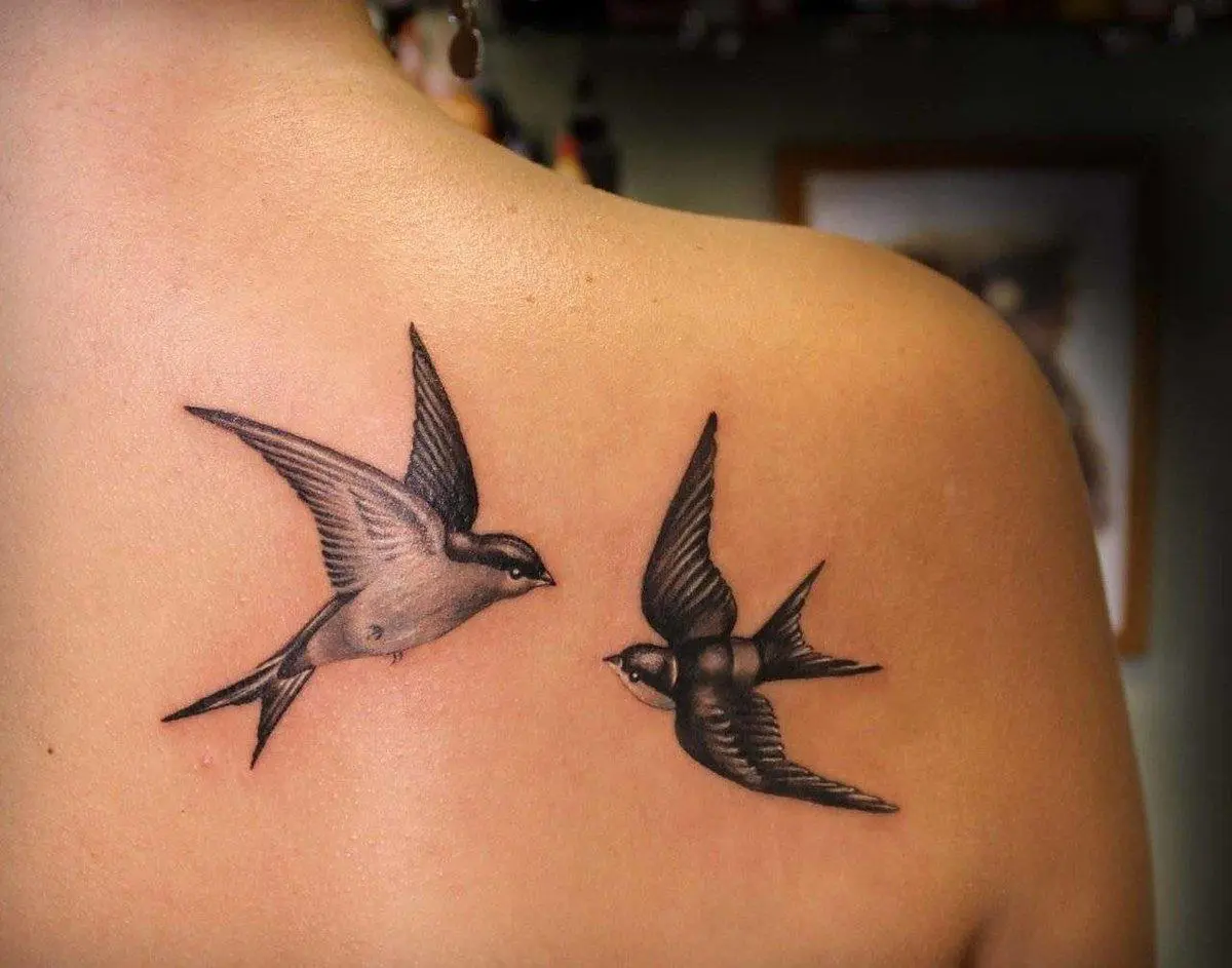 Impresionante tatuaje de golondrina - foto y significado