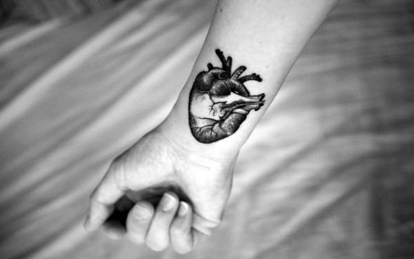 реалистичная анатомическая татуировка в форме сердца 15