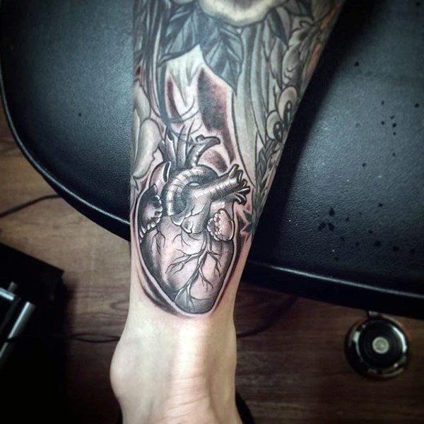 реалистичная анатомическая татуировка в форме сердца 67