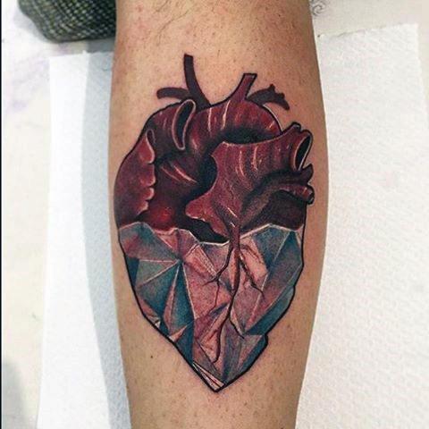 реалистичная анатомическая татуировка в форме сердца 87