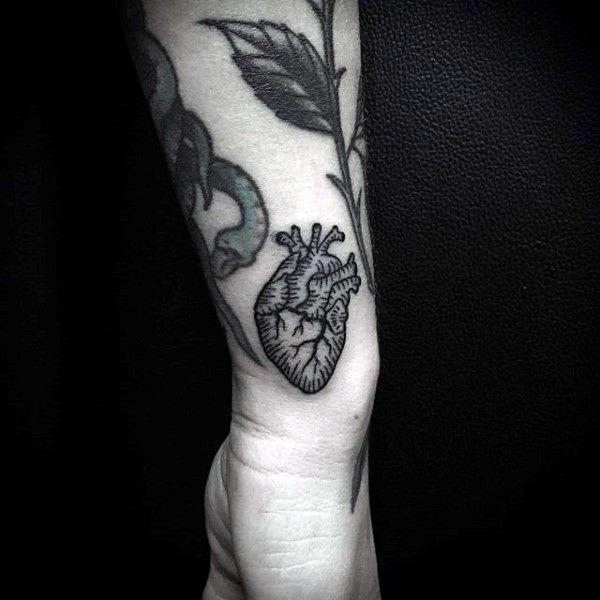 реалистичное анатомическое тату в форме сердца 89