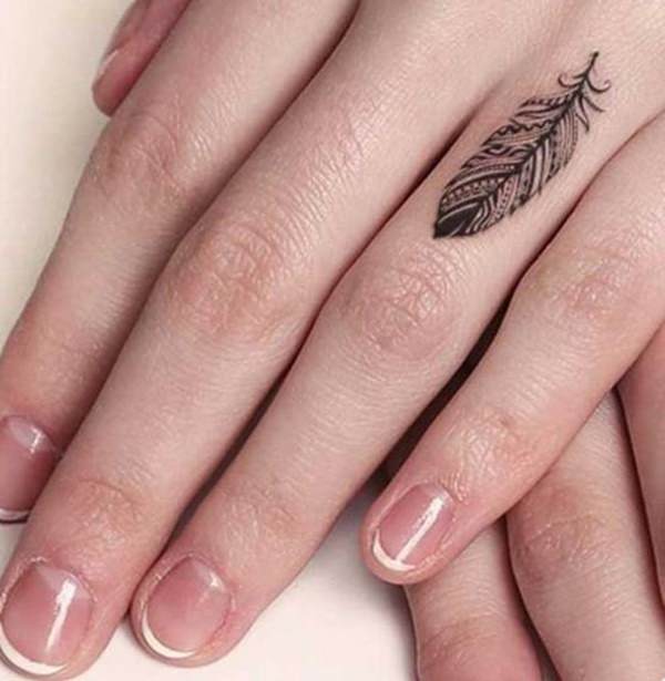 татуировка на пальце 130