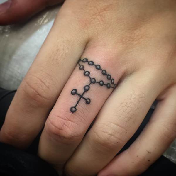 татуировка на пальце 138